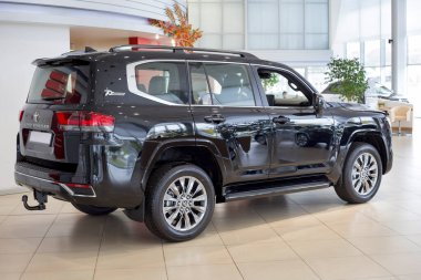 Rusya, İzhevsk - 30 Eylül 2021: Toyota Showroom. Yeni modern Land Cruiser 300 galeride. Yan ve arka görüş. Ünlü dünya markası. Modern ulaşım.