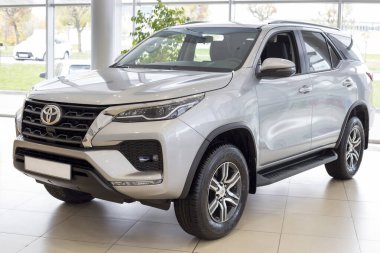 Rusya, İzhevsk - 30 Eylül 2021: Toyota Showroom. Yeni modern off-road sergi salonunda Fortuner. Ön ve yan görüş. Ünlü dünya markası.