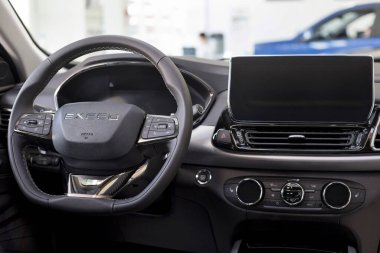 Rusya, İzhevsk - 19 Ağustos 2021: Chery Showroom. Yeni modern Chery Exeed TXL arabanın içi. Çin 'den araba üreticisi. Modern ulaşım.