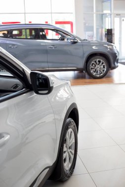 Rusya, İzhevsk - 19 Ağustos 2021: Chery galerisinde yeni modern arabalar. Çin 'den araba üreticisi. Modern ulaşım.