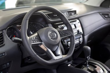 Rusya, İzhevsk - 17 Şubat 2021: Yeni modern Nissan Kazakay arabasının galeride iç mekanı. Ünlü dünya markası. Modern ulaşım.