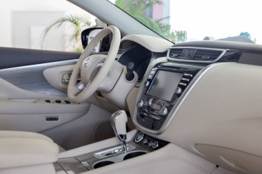 Rusya, İzhevsk - 19 Şubat 2021 Nissan galerisi. Yeni modern Murano arabasının içi. Ünlü dünya markası. Modern ulaşım.