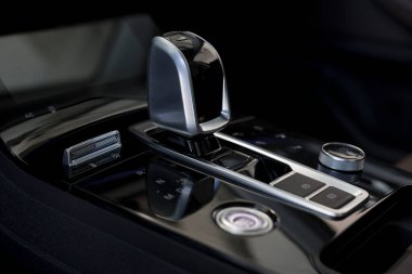 Otomatik vitesli yeni bir bilinmeyen araba. Modern ulaşım. Kapat..