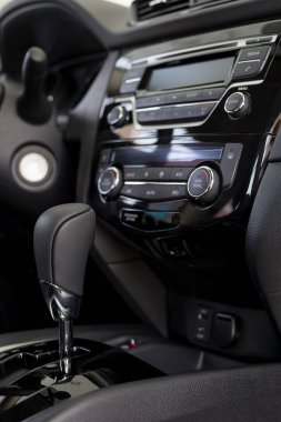 Satıcının galerisinde otomatik vitesi olan yeni, bilinmeyen bir arabanın içi..