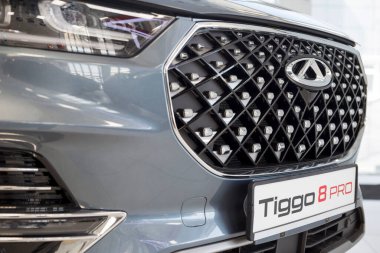 Rusya, İzhevsk - 19 Ağustos 2021: Chery Showroom. Chery Tiggo 8 Pro arabasının tamponunda Chery logosu. Çinli otomobil üreticisi..