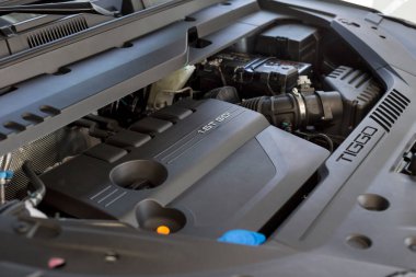 Rusya, İzhevsk - 19 Ağustos 2021: Chery Showroom. Yeni modern Tiggo 8 Pro arabasının yanmalı motoru. Çinli otomobil üreticisi..