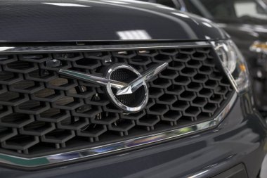 Rusya, İzhevsk - 20 Ağustos 2021: UAZ showroom. UAZ logosu, galeride yeni UAZ Patriot arabasının tamponunda. Çözücüler otomotiv grubu.