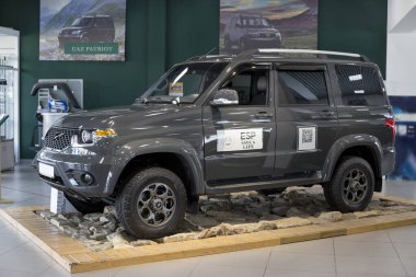 Rusya, İzhevsk - 20 Ağustos 2021: UAZ showroom. Yeni UAZ Patriot Lux Premium araba galeride. Sollers otomotiv grubu. Ön ve yan görünüm.