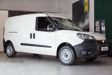 Rusya, İzhevsk - 20 Ağustos 2021: Fiat showroom. Yeni modern Doblo kargo minibüsü galeride. Ön görünüm ve kenar.