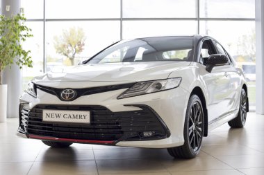 Rusya, İzhevsk - 30 Eylül 2021: Toyota Showroom. Torbacı galerisinde yeni Toyota Camry arabası. Ön ve yan görüş. Ünlü dünya markası