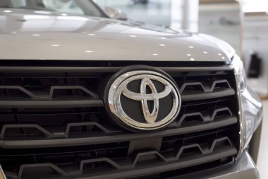 Rusya, İzhevsk - 30 Eylül 2021: Toyota Showroom. Yeni Fortuner off-road arabasının tamponunda Toyota logosu. Modern ulaşım.