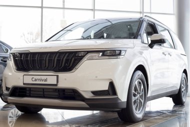 Rusya, İzhevsk - 17 Şubat 2022: KIA showroom. Yeni modern KIA karnaval minibüsü galeride. Ön ve yan görüş. Ünlü dünya markası.