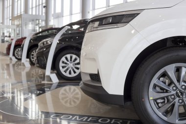 Rusya, İzhevsk - 17 Şubat 2022: KIA showroom. Satıcı galerisinde yeni modern arabalar. Ünlü dünya markası.