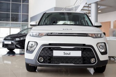 Rusya, İzhevsk - 17 Şubat 2022: KIA showroom. Galeride yeni bir KIA Soul var. Ön manzara. Ünlü dünya markası.