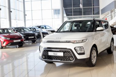 Rusya, İzhevsk - 17 Şubat 2022: KIA showroom. KIA Soul ve diğer yeni arabalar galeride. Ünlü dünya markası.
