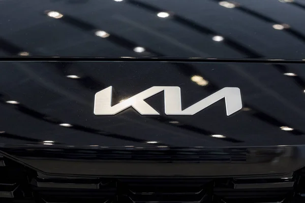 Rusya, İzhevsk - 17 Şubat 2022: KIA showroom. Yeni modern arabanın araç kapağında KIA logosu var. Modern ulaşım.
