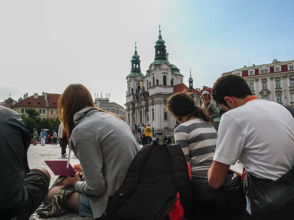 Молодежь Сидящая Полу Староместской Площади Праге — стоковое фото