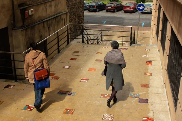 Spaziergang Zweier Frauen Über Einen Geschmückten Stadtplatz Aviles Norden Spaniens lizenzfreie Stockbilder