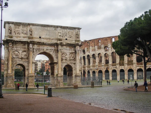 ローマを背景にコロッセオとコンスタンティンのアーチの最初のビュー — ストック写真
