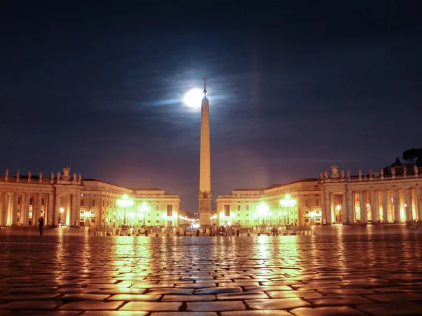 バチカンのサンピエトロ広場の地上外の夜の景色オベリスクと一致した月と — ストック写真