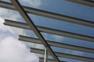 Çelik ve cam çatı gökyüzünü geçiyor