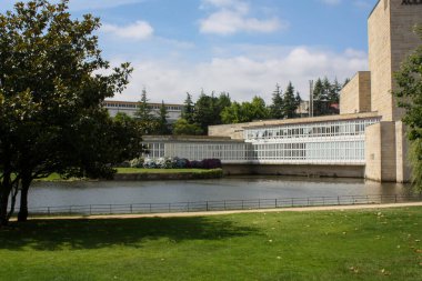 Beyaz pencere galerisinin önündeki yapay göl