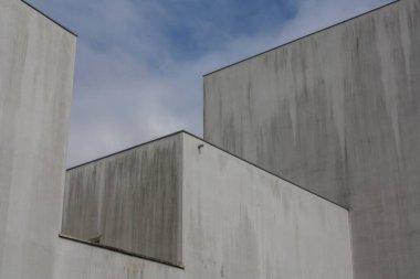 Modern binalarda beyaz geometrik hacimler kümesi