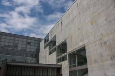 Modern bina cephesindeki merdiven pencereleri