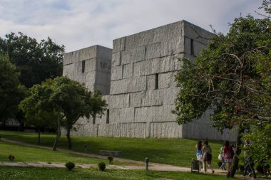 Ağaçların arasındaki devasa granit kaya bloğu