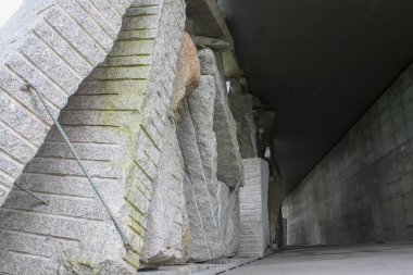 Yığılmış granit bloğun detaylı görünümü
