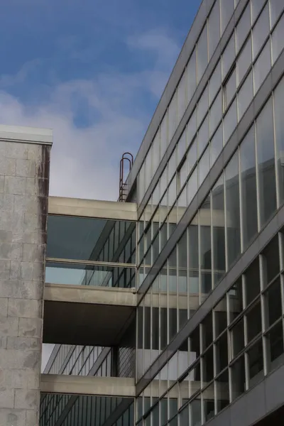 Spiel Der Reflexionen Senkrecht Stehenden Glasfassaden Modernen Gebäuden — Stockfoto