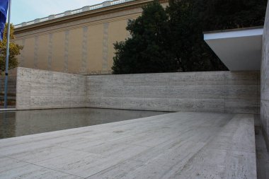 Barselona Pavyonu ön avlusu Mies van der Rohe 1929