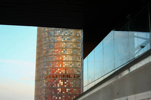 Paisaje Urbano Colorido Con Reflejos Torre Agbar Fondo Barcelona —  Fotos de Stock