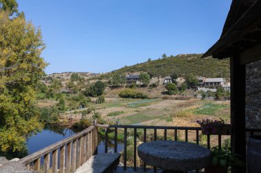 İspanya, Rihonor de Castilla 'da bir balkonun üzerindeki nehrin genel manzarası.