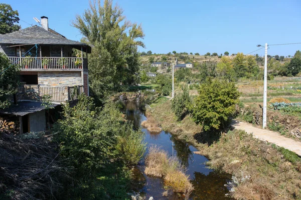 西班牙Rihonor Castilla房屋附近的河流 — 图库照片
