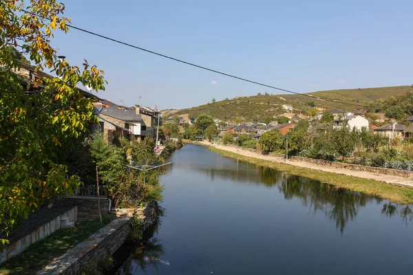 Spanya Nın Rihonor Castilla Kentindeki Evlerin Yakınındaki Nehir — Stok fotoğraf