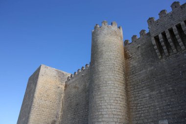 Güneşli bir bahar gününde İspanya 'nın bir köyündeki bir ortaçağ şatosunun tepesini yakından görebiliriz.