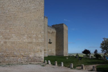 Güneşli bir bahar gününde, İspanya 'nın bir köyünde, ufukta büyük bir kale. 