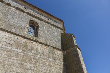 Güneşli bir bahar gününde İspanya 'nın bir köyündeki bir ortaçağ kilisesinin yakın görüntüsü.