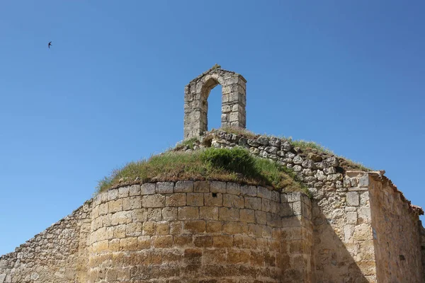 Верхняя Часть Руин Средневековой Церкви Зеленой Крышей Деревне Испании Солнечный — стоковое фото