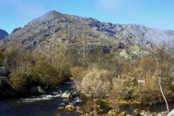 Rivier Stroomt Door Een Vallei Met Een Rotsachtige Berg Achtergrond — Stockfoto