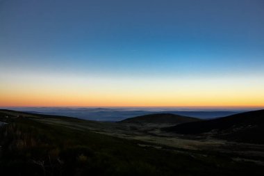İspanya 'nın Sanabria bölgesinde altın saat tepelerde turuncu gün batımı