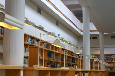 Helsinki, Finlandiya, Nisan 15, 2011, kütüphanenin içindeki kitaplarla birlikte ışıkların, masaların ve rafların ayrıntılı görünümü 