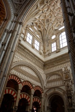 İspanya 'daki Cordoba Camii' nin içindeki Gotik kasa.