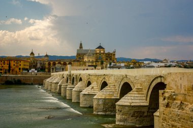 İspanya 'nın Cordoba kentindeki camii ile Guadalquivir nehri üzerindeki Roma köprüsünün yakın görüntüsü.