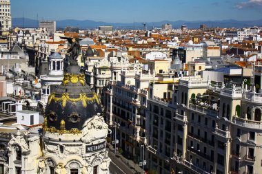 Madrid, İspanya 'daki şehir merkezinin ufuk çizgisinde Metropolis' in gökyüzü manzarası.