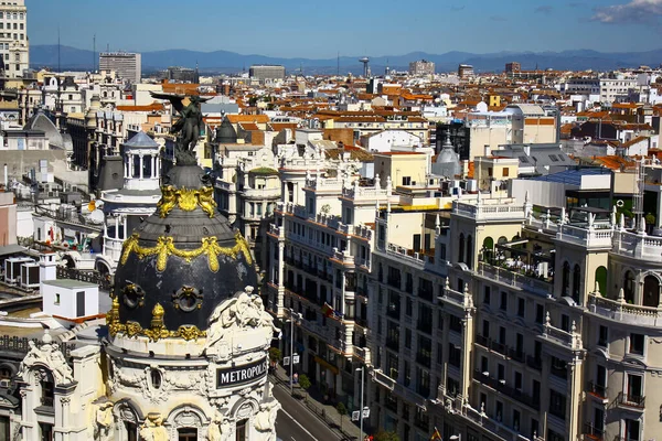 Madrid, İspanya 'daki şehir merkezinin ufuk çizgisinde Metropolis' in gökyüzü manzarası.