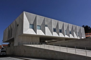 Gouveia, Portekiz, 17 Mart 2014; Gouveia adliye binasının genel görünümü mavi bir yay gökyüzüne karşı