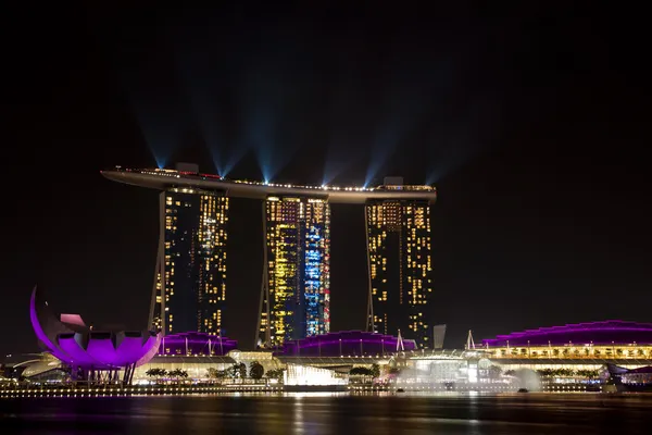 Marina Bay Sands hotel in Singapore. Wonderful show is the large — Stock Photo, Image