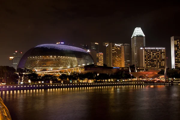Esplanade Theatres on the bay is a waterside building at night — Stock Photo, Image